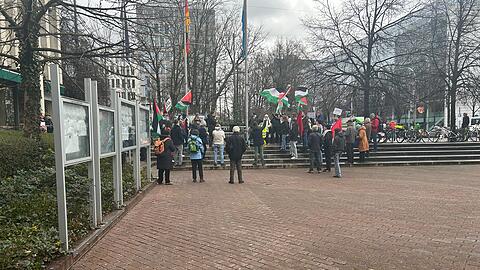 Unterstützer der Angeklagten demonstrieren vor dem Strafjustizzentrum.