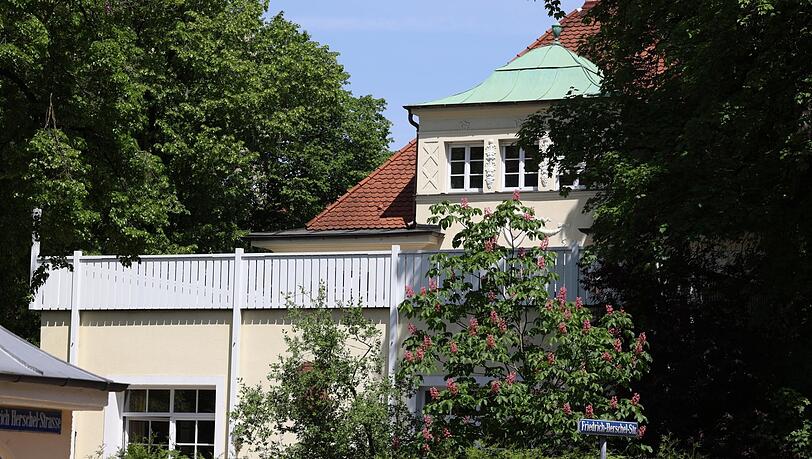 Zum Corpshaus gehört eine große Terrasse. Sie geht zur Rauchstraße raus. Zum Corpshaus gehört eine große Terrasse. Sie geht zur Rauchstraße raus.