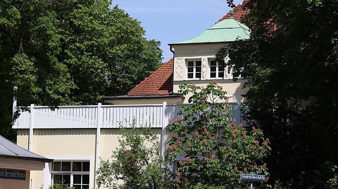 Zum Corpshaus gehört eine große Terrasse. Sie geht zur Rauchstraße raus.