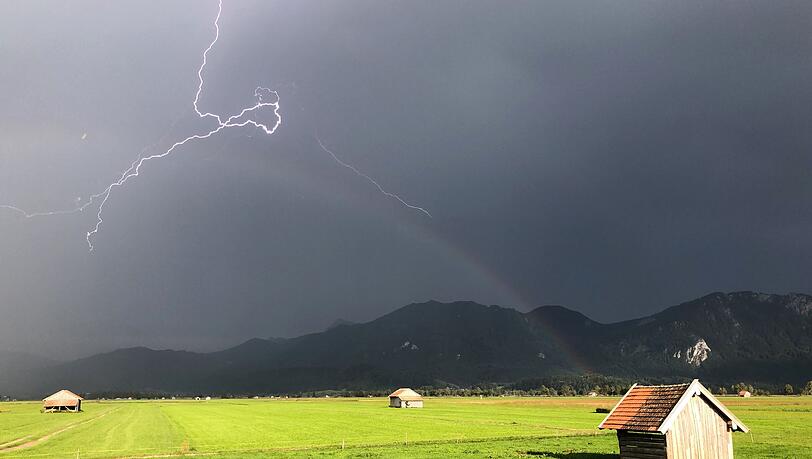 Gewitter, Hagel, Starkregen und Sonne - all das hält das Sommerwetter für Menschen in Bayern in den nächsten Tagen parat. (Symbolbild)