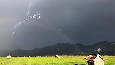 Gewitter, Hagel, Starkregen und Sonne - all das hält das Sommerwetter für Menschen in Bayern in den nächsten Tagen parat. (Symbolbild)