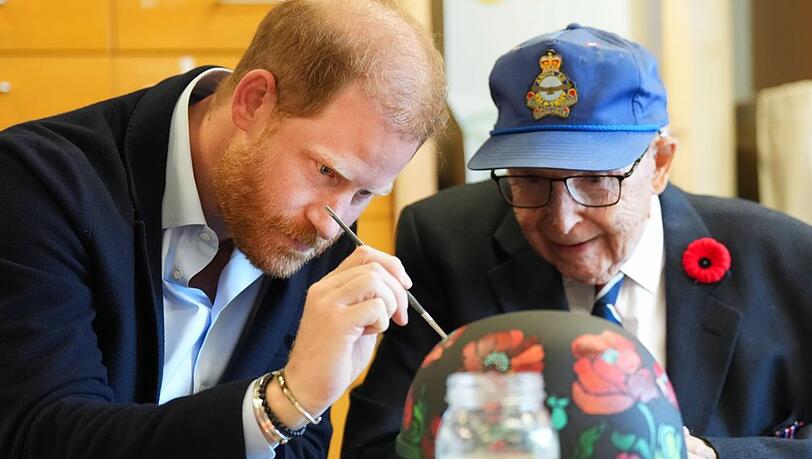 Prinz Harry bemalt in Toronto mit einem Veteranen einen militärischen Helm. Prinz Harry bemalt in Toronto mit einem Veteranen einen militärischen Helm.