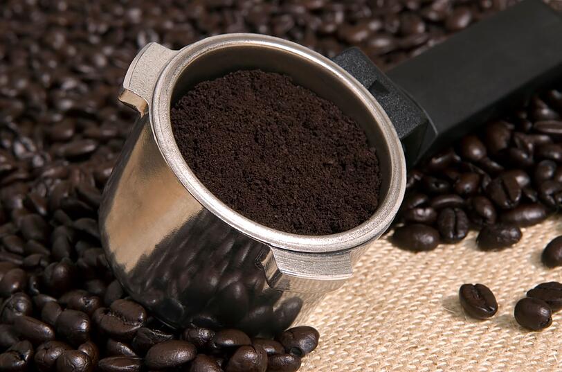 Ein Peeling für den Grillrost können Sie ihm auch durch Kaffeesatz verpassen. Ziehen Sie sich Einweghandschuhe an und reiben Sie den Rost mit dem Kaffeesatz intensiv ab. Anschließend den Grillrost mit kaltem Wasser abspülen. Ein Peeling für den Grillrost können Sie ihm auch durch Kaffeesatz verpassen. Ziehen Sie sich Einweghandschuhe an und reiben Sie den Rost mit dem Kaffeesatz intensiv ab. Anschließend den Grillrost mit kaltem Wasser abspülen.