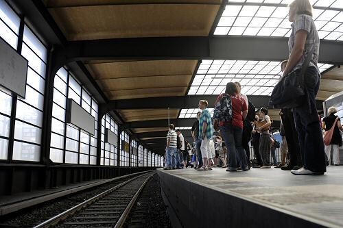 Ein Jugendlicher hatte am Isartor eine junge Frau überfallen. Später wurde er in der S-Bahn geschnappt.