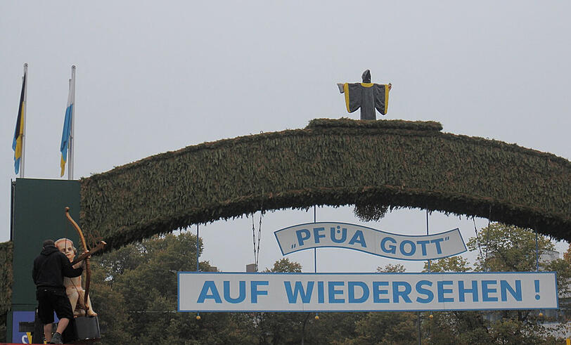Auf Wiedersehen. Auch der Engel tritt ab, beziehungsweise wird abgetreten.