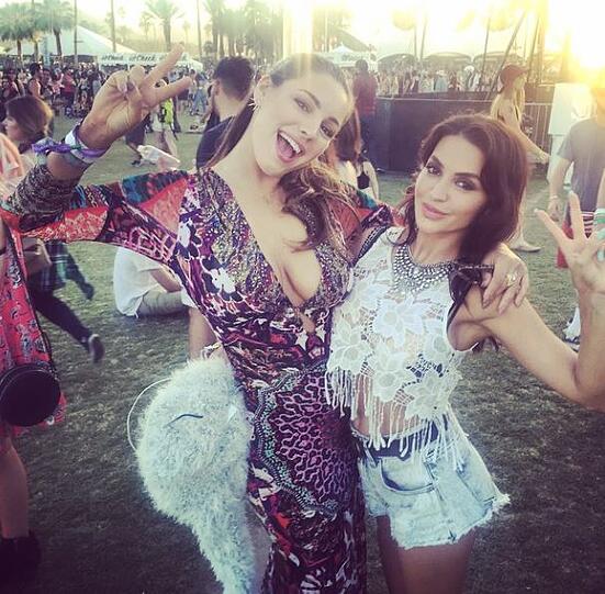 Kelly Brook mit einer Freundin