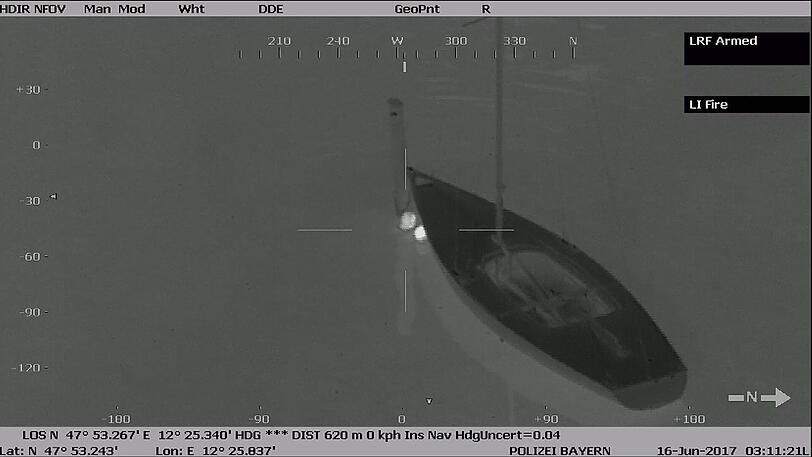 Eine Person versteckte sich hinter einem Boot.