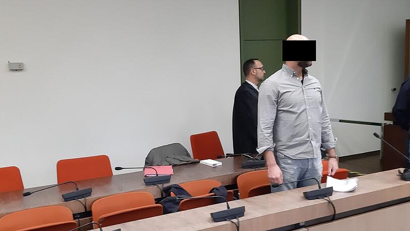 Der Angeklagte mit seinem Anwalt Adam Ahmed.