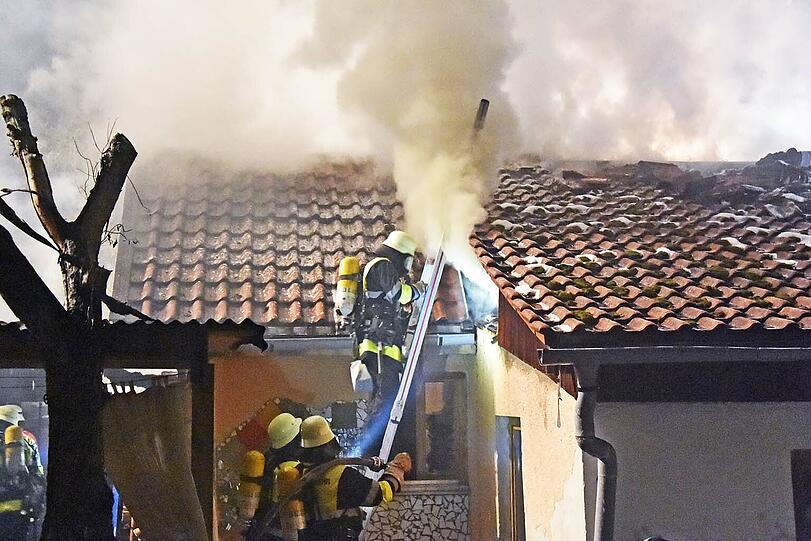 Der Holzschuppen stand komplett in Flammen. Die Bilder vom Einsatz!