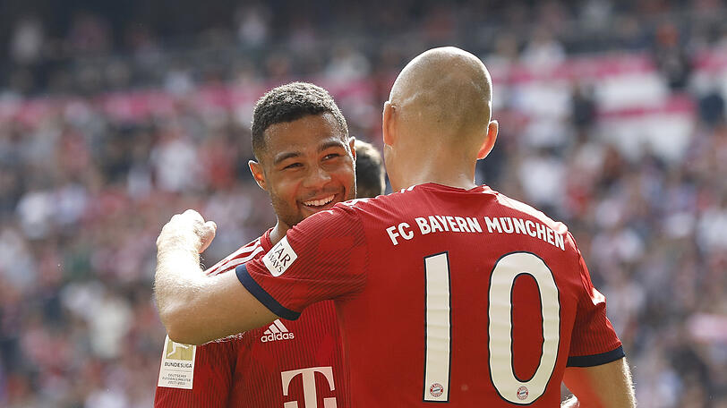 Serge Gnabry (l.) startet beim FC Bayern derzeit durch. Überholt er bald Altmeister Arjen Robben?