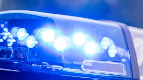 Ein Blaulicht leuchtet an einer Polizeistreife. Foto: Lino Mirgeler/Archivbild