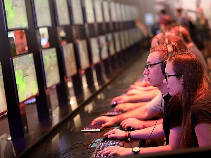 Besucher der Gamescom spielen "World of Warcraft" des Spielentwicklers Blizzard Entertainment.