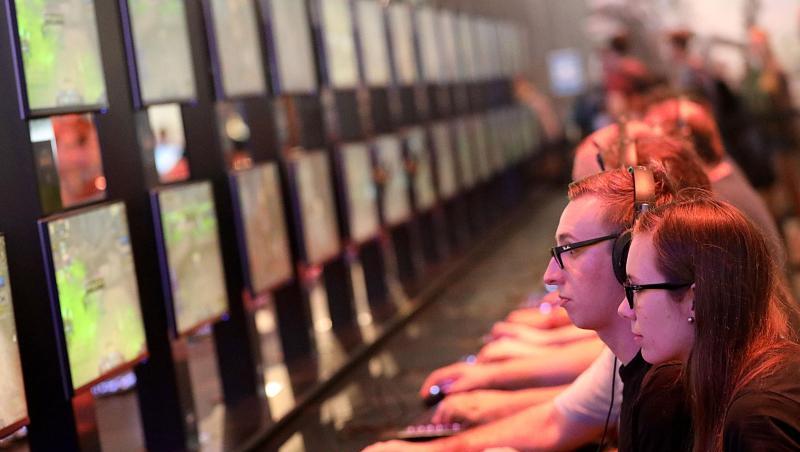 Besucher der Gamescom spielen "World of Warcraft" des Spielentwicklers Blizzard Entertainment. Besucher der Gamescom spielen "World of Warcraft" des Spielentwicklers Blizzard Entertainment.