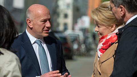 Erst im dritten Anlauf gewählt: Berlins neuer Regierender Bürgermeister Kai Wegner und die neue Wirtschaftssenatorin Franziska Giffey (r).