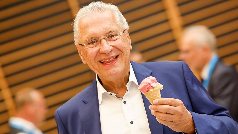 Joachim Herrmann, Innen- und Sportminister von Bayern, isst ein Eis.