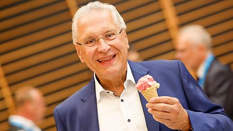 Joachim Herrmann, Innen- und Sportminister von Bayern, isst ein Eis.