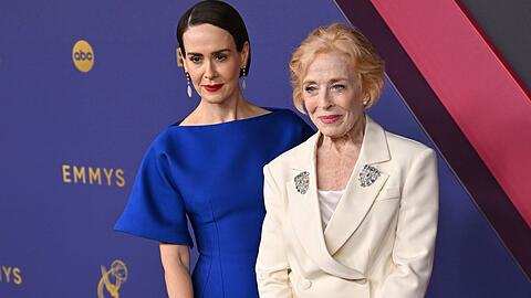 Sarah Paulson und Holland Taylor (r.) bei der Emmy-Verleihung auf dem roten Teppich.