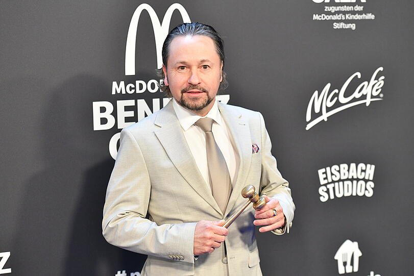 "Bares für Rares"-Star Wolfgang Pauritsch führte durch die Auktion. "Bares für Rares"-Star Wolfgang Pauritsch führte durch die Auktion.