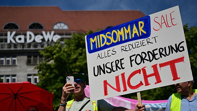 Handelsbeschäftigte streikten am Freitag in Berlin für höhere Löhne. Handelsbeschäftigte streikten am Freitag in Berlin für höhere Löhne.