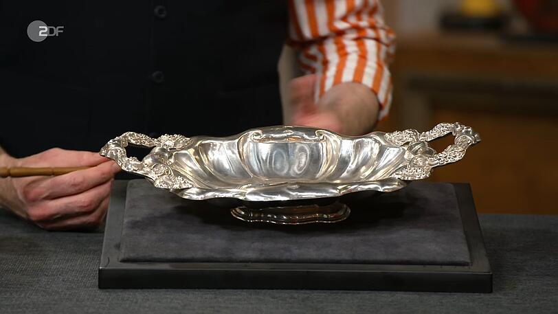 Colmar Schulte-Goltz schätze die Servierschale auf bis zu 750 Euro. Colmar Schulte-Goltz schätze die Servierschale auf bis zu 750 Euro.