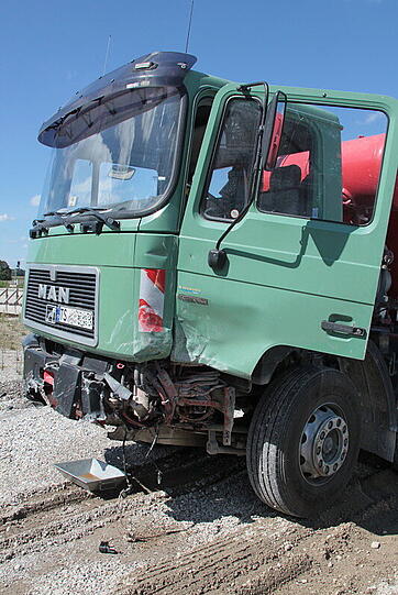 Polizeiwagen kracht in Betonmischer - Die Bilder vom schrecklichen Unfall