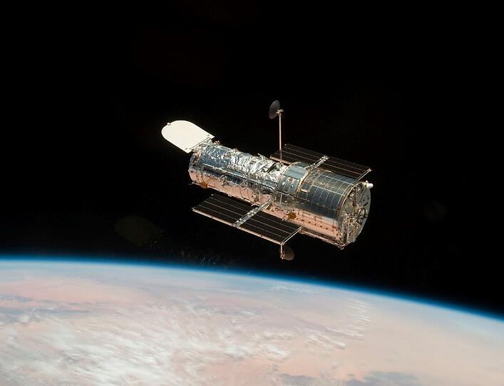 Seit 25 Jahren rast "Hubble" um die Erde.