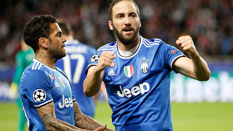 Erfolgs-Duo gegen Monaco: Torschütze Gonzalo Higuain (re.) mit Vorbereiter Dani Alves.