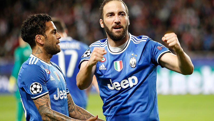 Erfolgs-Duo gegen Monaco: Torschütze Gonzalo Higuain (re.) mit Vorbereiter Dani Alves. Erfolgs-Duo gegen Monaco: Torschütze Gonzalo Higuain (re.) mit Vorbereiter Dani Alves.