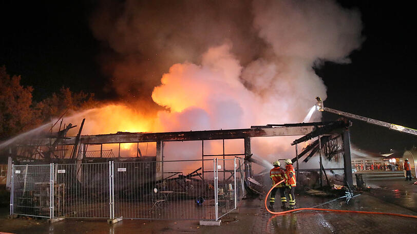 Der Supermarkt ist ausgebrannt, der Sachschaden enorm. Die Bilder vom Feuerwehreinsatz in Kirchdorf am Inn.