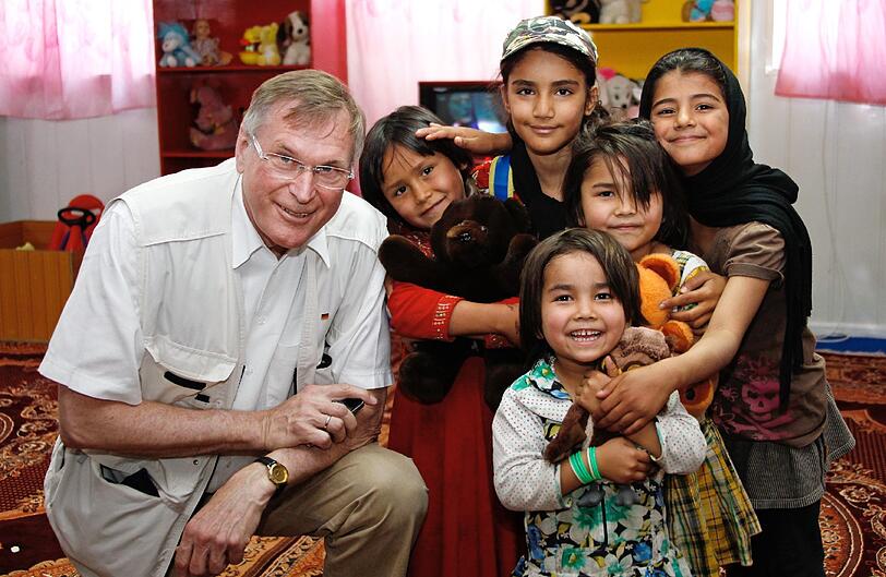 Der Familienvater Johannes Singhammer (sechs Kinder) besucht eine afghanische Familie.