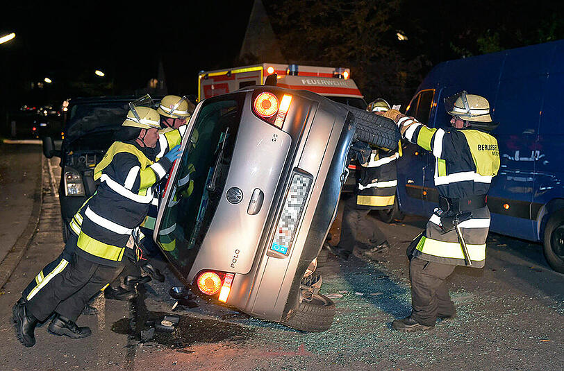 In Pasing ist ein VW Polo nach einem Crash auf der Seite gelandet.