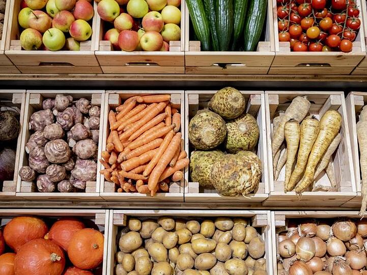 Kisten mit Gemüse und Obst werden bei der Grünen Woche an einem Stand im Pavillon von Thüringen ausgestellt.