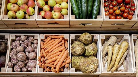 Kisten mit Gemüse und Obst werden bei der Grünen Woche an einem Stand im Pavillon von Thüringen ausgestellt.