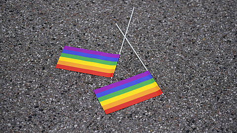 Regenbogenfahnen auf dem Boden. In Obergiesing haben zwei Männer auf ein Banner mit ebensolchen uriniert. (Symbolbild)