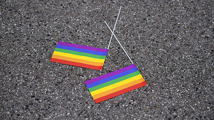 Regenbogenfahnen auf dem Boden. In Obergiesing haben zwei Männer auf ein Banner mit ebensolchen uriniert. (Symbolbild)