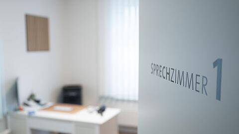 Union und SPD wollen ein verbindliches System einführen, bei dem Patientinnen und Patienten in eine Hausarztpraxis gehen, die sie bei Bedarf an Fachärzte überweist. (Symbolbild)