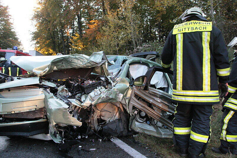 Im Landkreis Mühldorf wurden am späten Montagnachmittag zwei Personen bei einem schweren Verkehrsunfall verletzt.
