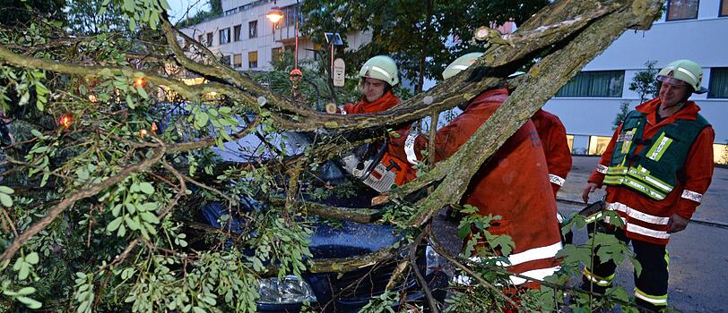 Die Feuerwehr kämpft mit abgebrochenen Ästen, die es in der Nacht zum Freitag auf die Straßen geschleudert hat. Heftige Unwetter sind über Teile Bayerns hereingebrochen. Hier Bilder aus Freiburg