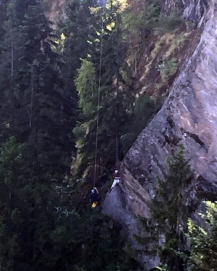 Josef (79) saß hilflos auf dem Klettersteig fest. Die Bilder von der spektakulären Rettung.