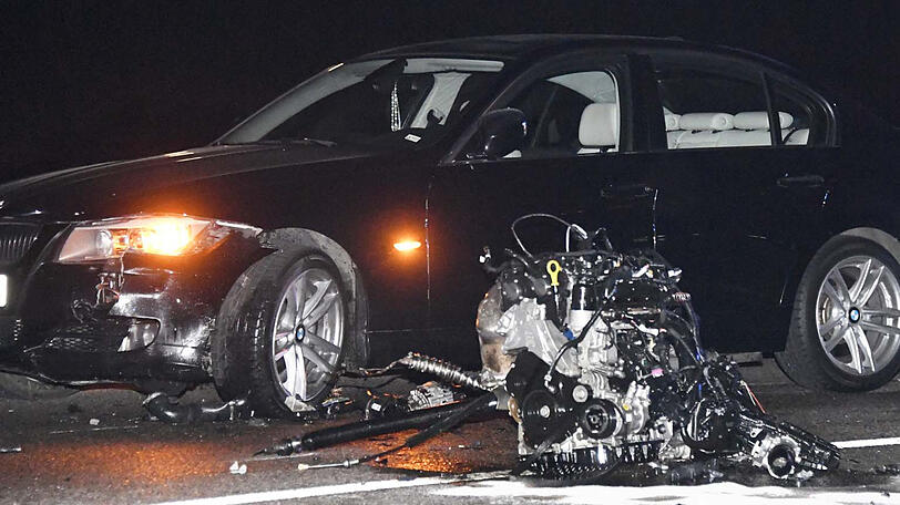 Schwerer Unfall auf der B471 bei Garching - zwei Menschen sterben. Die Bilder von der Unfallstelle.
