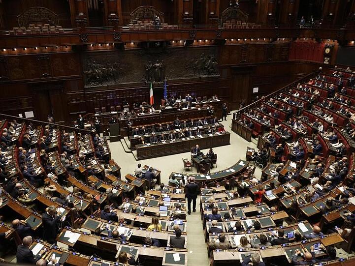 Bei der ganztägigen Sitzung im Abgeordnetenhaus in Rom sprach sich das Kabinett für Giuseppe Conte aus.