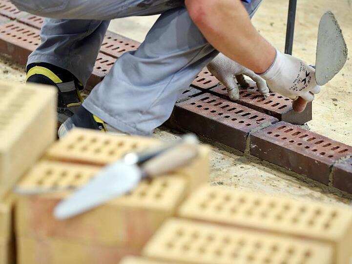 Der Boom im Handwerk hält an - Kunden müssen deswegen lange auf einen Handwerker warten.