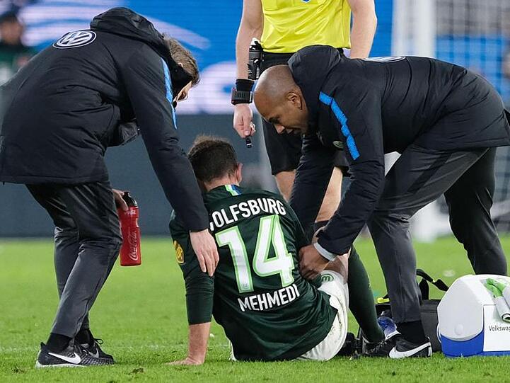 Wolfsburgs Admir Mehmedi sitzt verletzt am Boden. Foto: Peter Steffen/Archiv