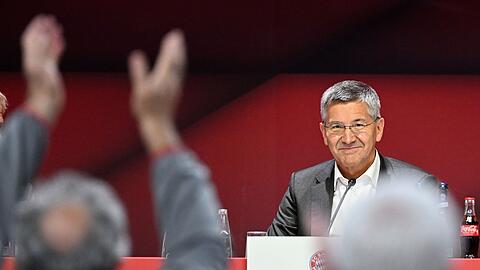 Mitglieder jubeln dem wiedergewählten Präsidenten des FC Bayern, Herbert Hainer, auf der Jahreshauptversammlung zu.