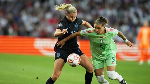 Intensives Halbfinale: Italiens Elena Linari (r) im Duell mit Englands Alessia Russo.