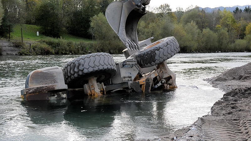 An einer Kies-Entnahmestelle am Fluss Tiroler Achen ereignete sich der schwere Unfall.