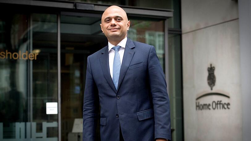 Sajid Javid steht nach seiner Ernennung zum Innenminister vor seinem Büro in Westminster.