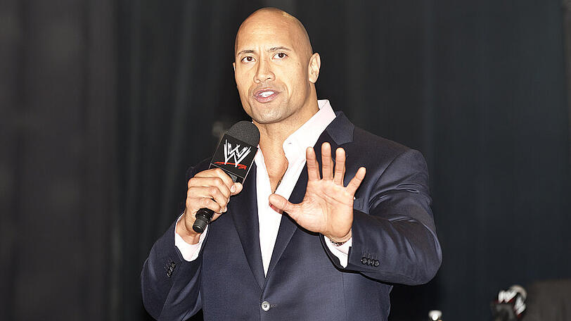 Dwayne Johnson bei einer Pressekonferenz der WWE im Jahr 2011