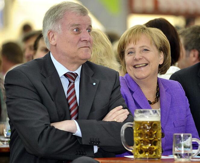 Ihre Auftritte in Bierzelten sind noch selten. Merkel 2009 mit Horst Seehofer in Unterschleißheim.