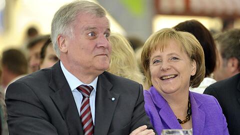 Ihre Auftritte in Bierzelten sind noch selten. Merkel 2009 mit Horst Seehofer in Unterschleißheim.